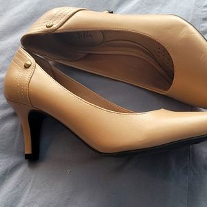 Life Stride nude heels NEW 7.5M